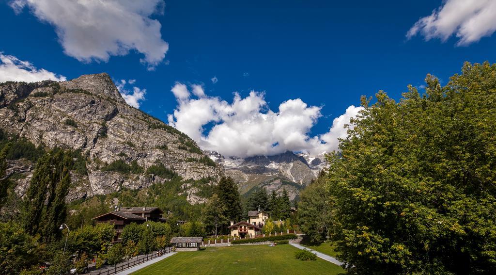 Hotel Lo Scoiattolo Courmayeur Buitenkant foto