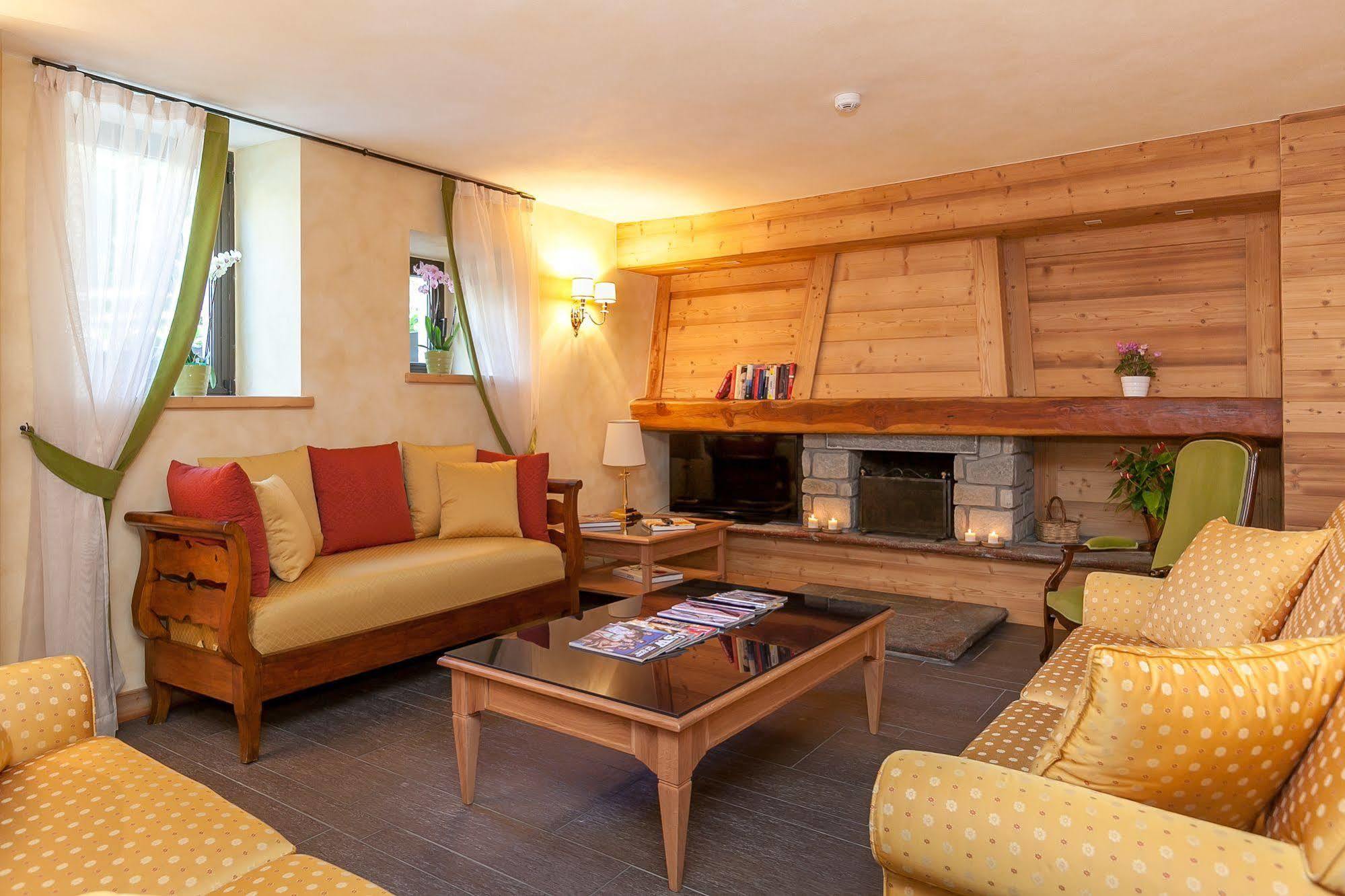 Hotel Lo Scoiattolo Courmayeur Buitenkant foto