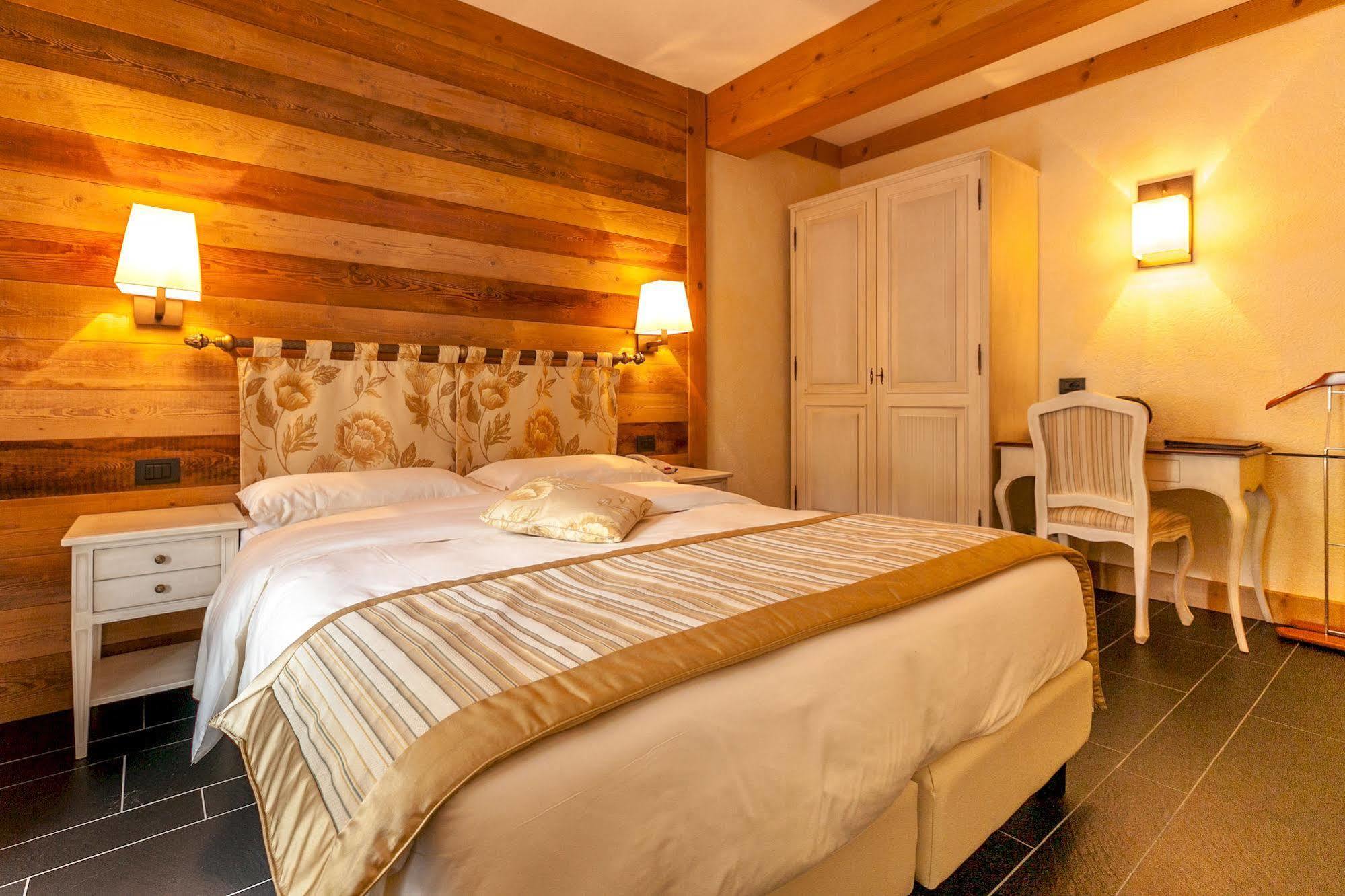 Hotel Lo Scoiattolo Courmayeur Buitenkant foto