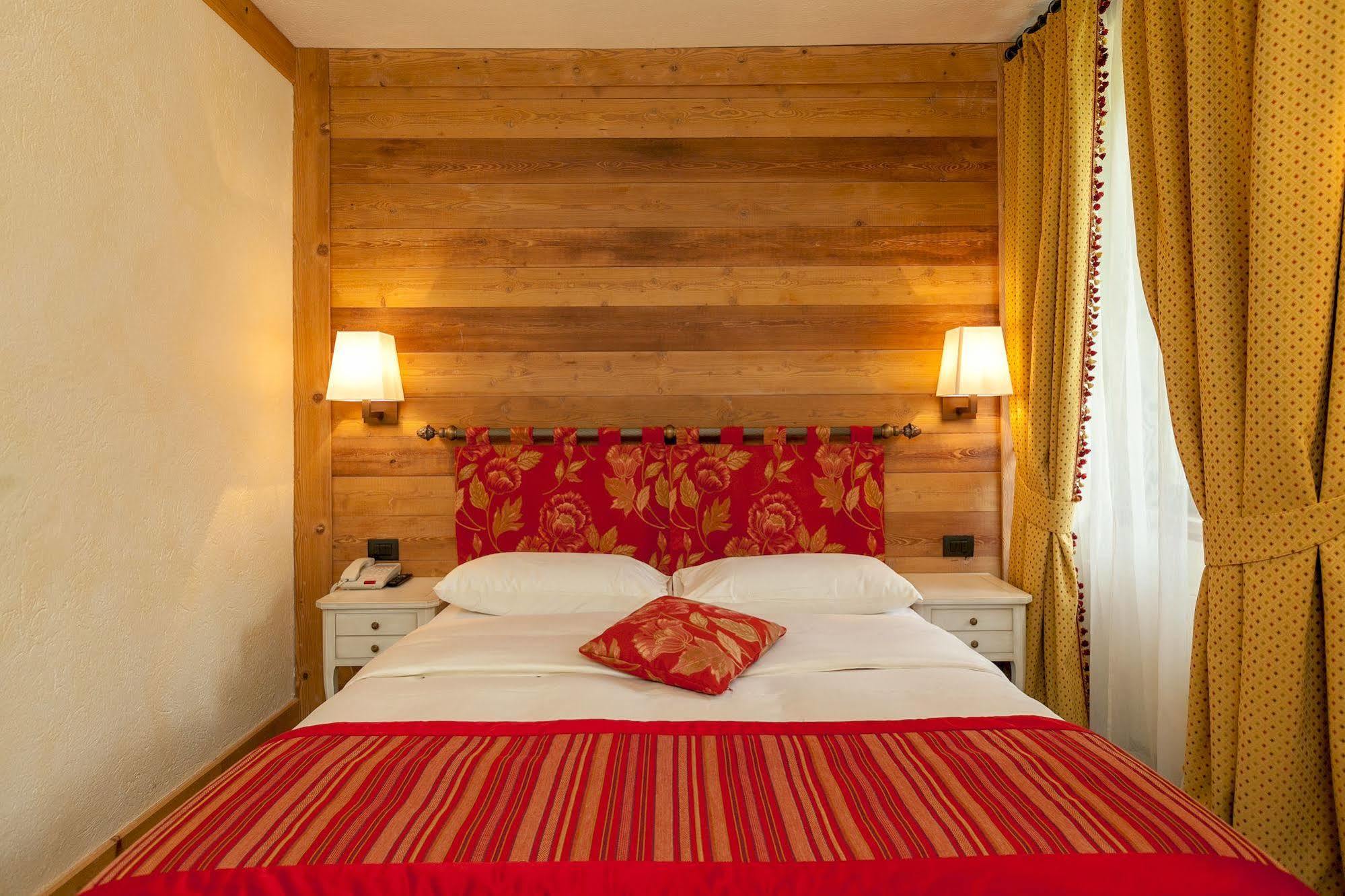 Hotel Lo Scoiattolo Courmayeur Buitenkant foto