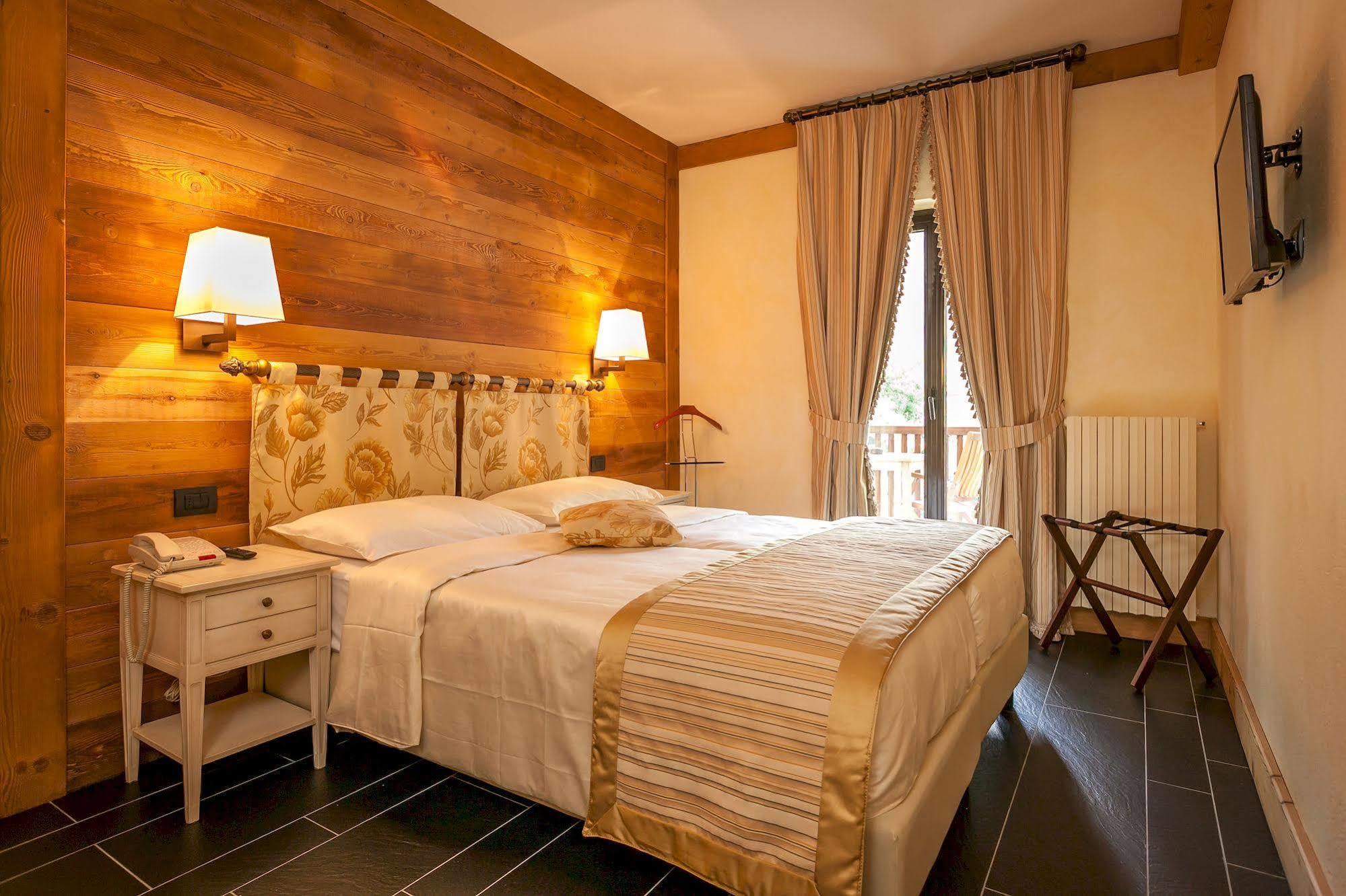Hotel Lo Scoiattolo Courmayeur Buitenkant foto