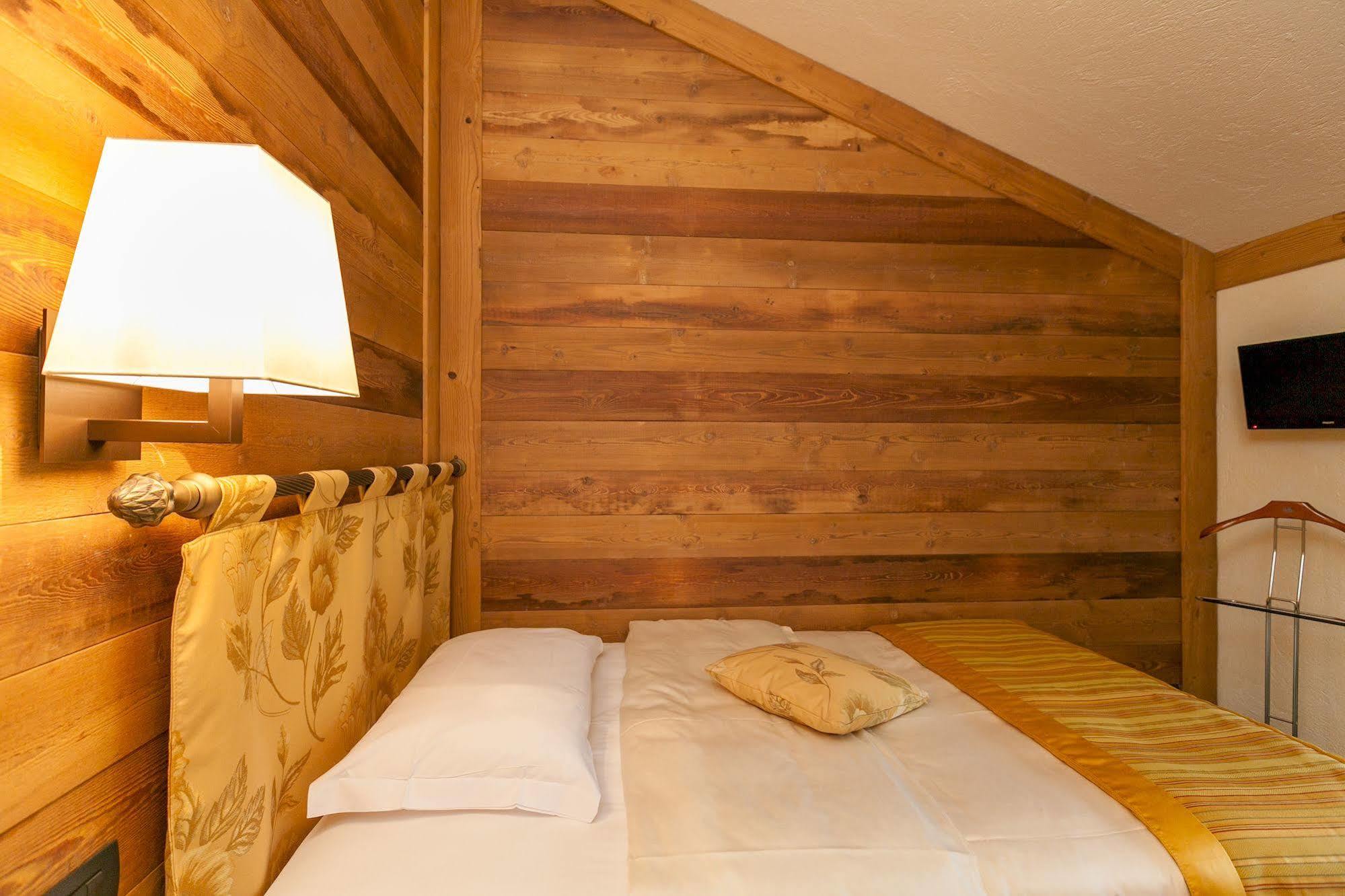 Hotel Lo Scoiattolo Courmayeur Buitenkant foto