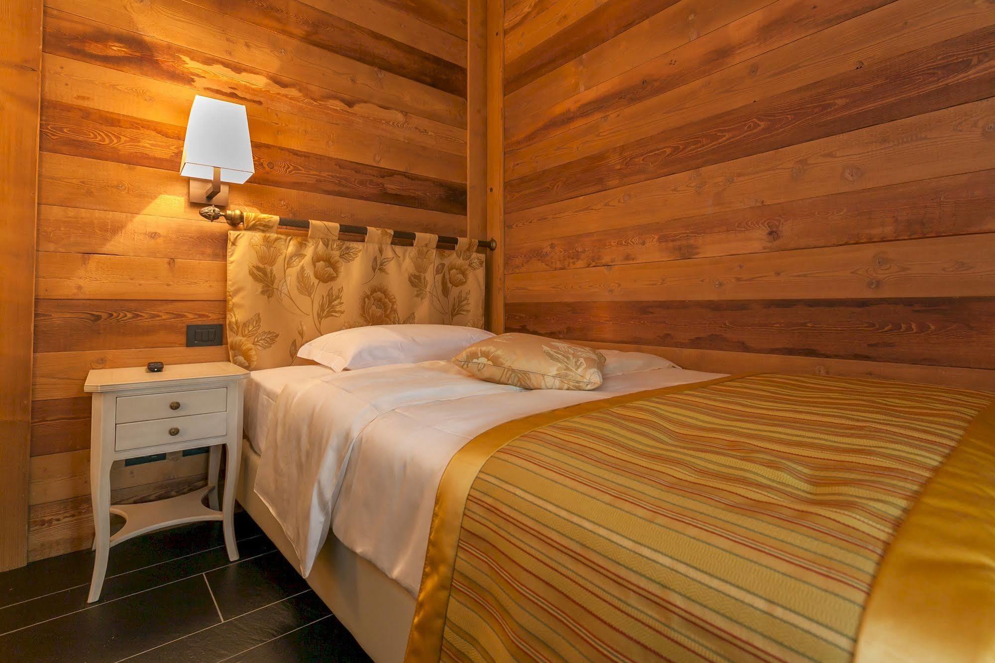 Hotel Lo Scoiattolo Courmayeur Buitenkant foto